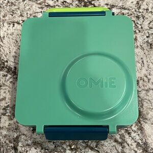 OmieBox Green and Blue Lunchbox with shown accessories